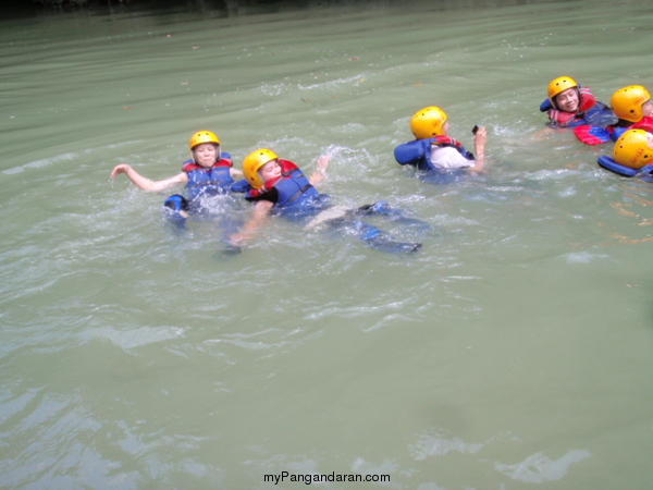 Asyiknya Body Rafting di Green Canyon