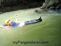 Asyiknya Body Rafting di Green Canyon