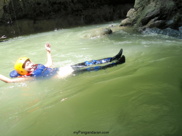 Asyiknya Body Rafting di Green Canyon