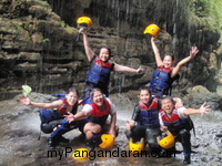 Asyiknya Body Rafting di Green Canyon