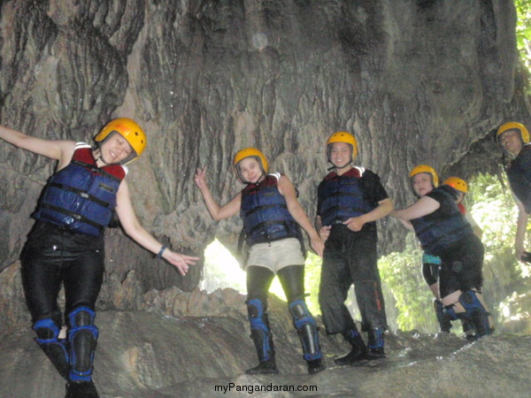 Asyiknya Body Rafting di Green Canyon