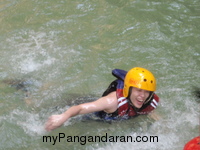 Asyiknya Body Rafting di Green Canyon