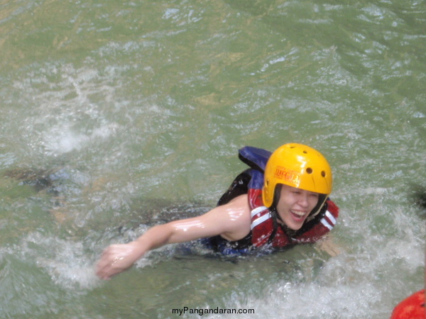 Asyiknya Body Rafting di Green Canyon