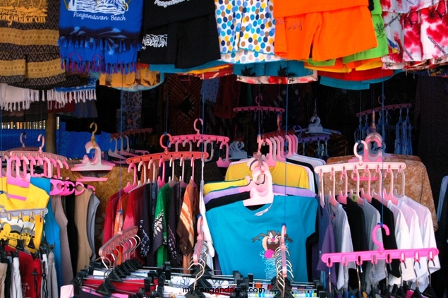 Para Penjual Baju Pantai Pangandaran