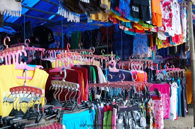 Para Penjual Baju Pantai Pangandaran