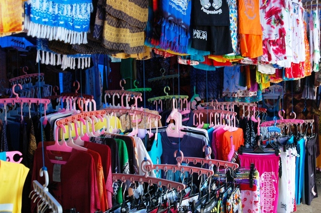 Para Penjual Baju Pantai Pangandaran