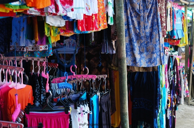 Para Penjual Baju Pantai Pangandaran