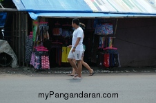 Para Penjual Baju Pantai Pangandaran