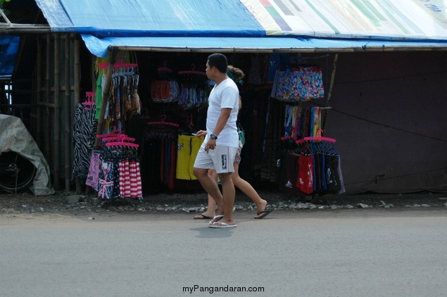 Para Penjual Baju Pantai Pangandaran