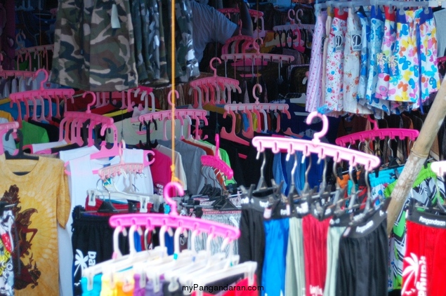 Para Penjual Baju Pantai Pangandaran