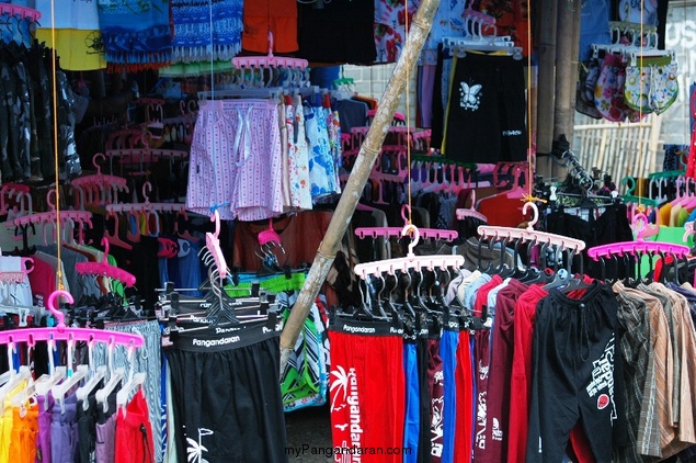 Para Penjual Baju Pantai Pangandaran