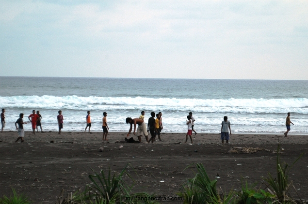 Ramenya Anak Cikembulan Bermain Bola di Pantai Pamugaran