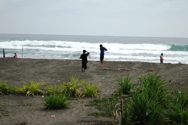 Ramenya Anak Cikembulan Bermain Bola di Pantai Pamugaran