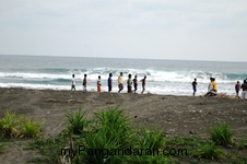 Ramenya Anak Cikembulan Bermain Bola di Pantai Pamugaran