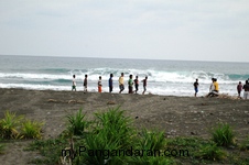 Ramenya Anak Cikembulan Bermain Bola di Pantai Pamugaran