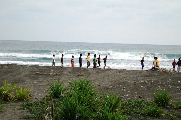 Ramenya Anak Cikembulan Bermain Bola di Pantai Pamugaran