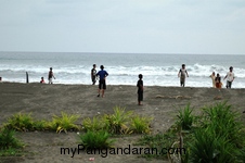 Ramenya Anak Cikembulan Bermain Bola di Pantai Pamugaran