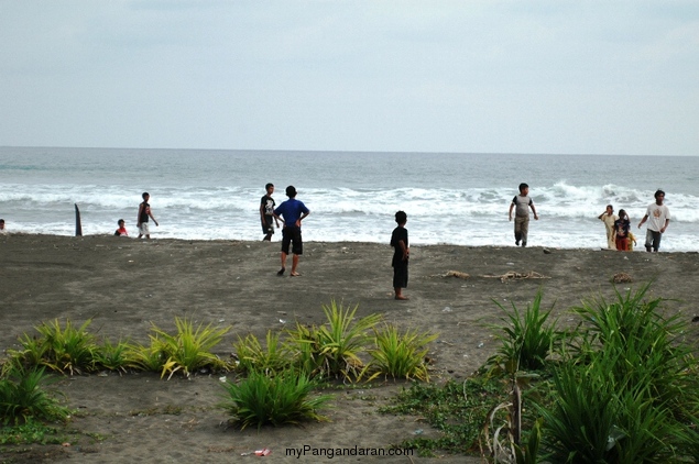 Ramenya Anak Cikembulan Bermain Bola di Pantai Pamugaran