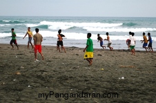 Ramenya Anak Cikembulan Bermain Bola di Pantai Pamugaran