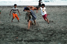 Ramenya Anak Cikembulan Bermain Bola di Pantai Pamugaran