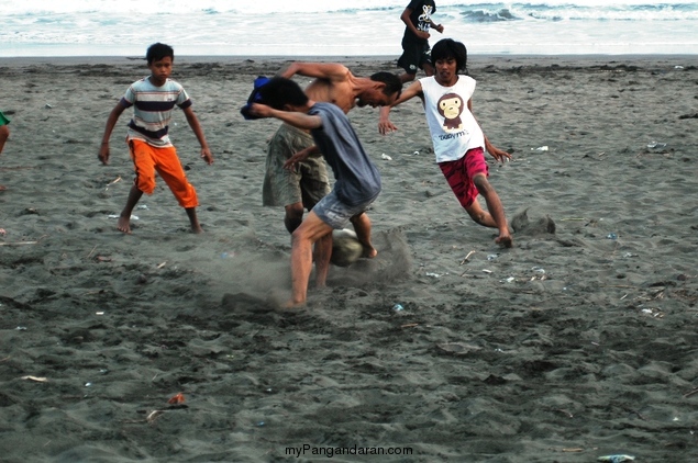 Ramenya Anak Cikembulan Bermain Bola di Pantai Pamugaran