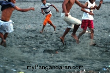 Ramenya Anak Cikembulan Bermain Bola di Pantai Pamugaran