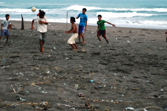 Ramenya Anak Cikembulan Bermain Bola di Pantai Pamugaran