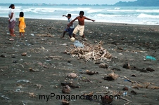 Ramenya Anak Cikembulan Bermain Bola di Pantai Pamugaran