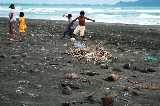 Ramenya Anak Cikembulan Bermain Bola di Pantai Pamugaran