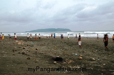 Ramenya Anak Cikembulan Bermain Bola di Pantai Pamugaran