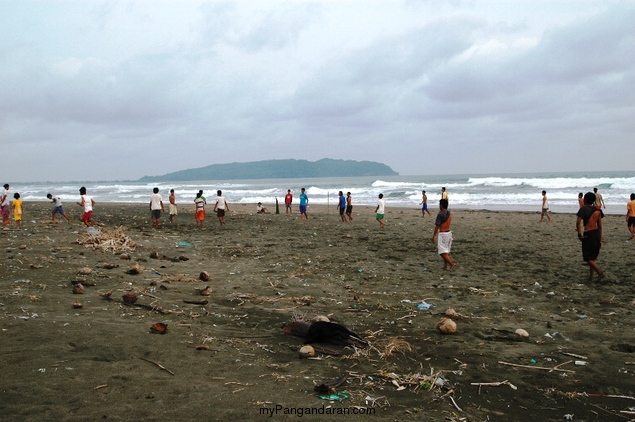 Ramenya Anak Cikembulan Bermain Bola di Pantai Pamugaran