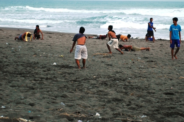 Ramenya Anak Cikembulan Bermain Bola di Pantai Pamugaran