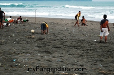 Ramenya Anak Cikembulan Bermain Bola di Pantai Pamugaran