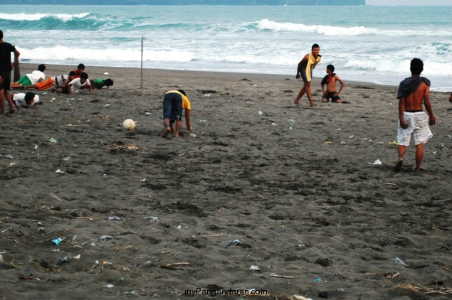 Ramenya Anak Cikembulan Bermain Bola di Pantai Pamugaran