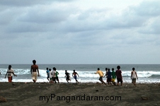 Ramenya Anak Cikembulan Bermain Bola di Pantai Pamugaran