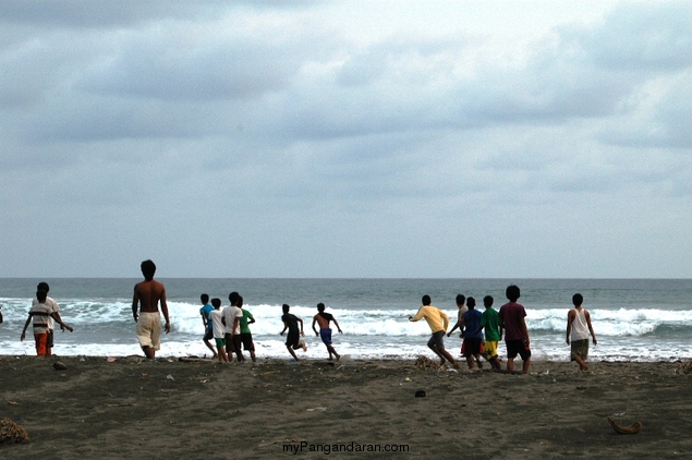 Ramenya Anak Cikembulan Bermain Bola di Pantai Pamugaran