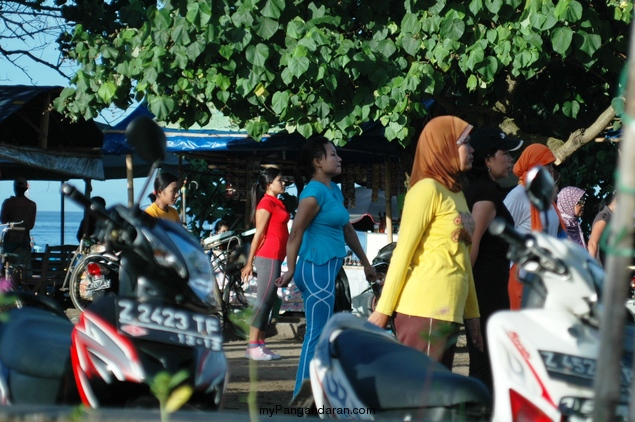 Senam Aerobic Pinggir Pantai Pangandaran