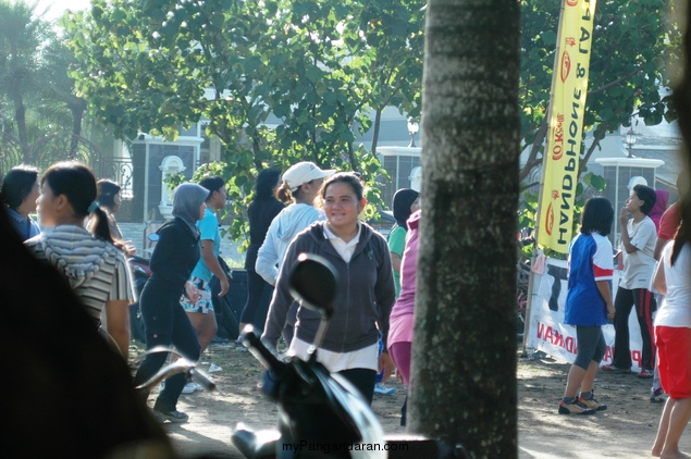 Senam Aerobic Pinggir Pantai Pangandaran