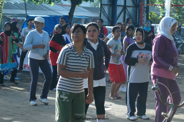 Senam Aerobic Pinggir Pantai Pangandaran