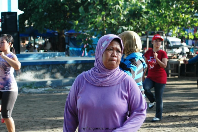 Senam Aerobic Pinggir Pantai Pangandaran