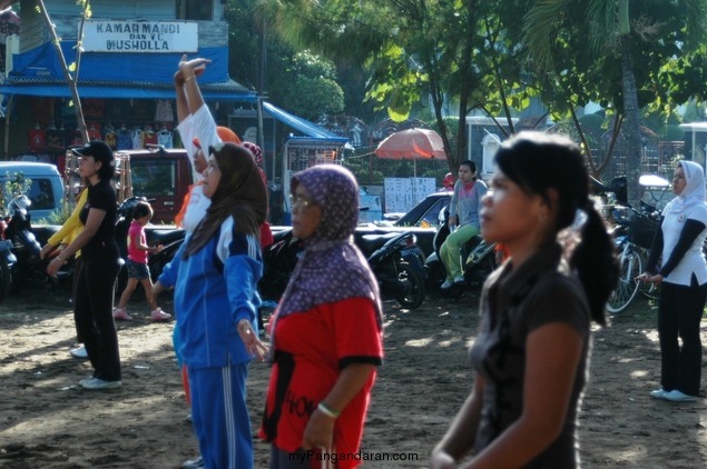 Senam Aerobic Pinggir Pantai Pangandaran