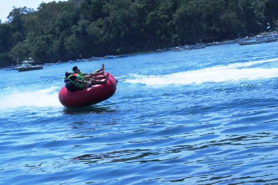 Asyiknya Naik Donat di Laut Pangandaran