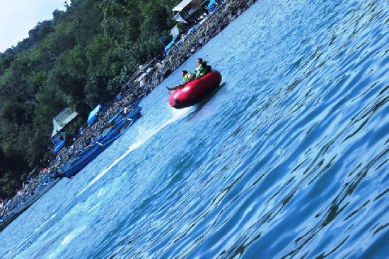 Asyiknya Naik Donat di Laut Pangandaran