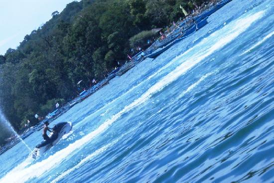 Asyiknya Naik Donat di Laut Pangandaran