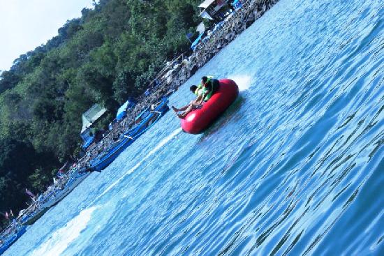 Asyiknya Naik Donat di Laut Pangandaran