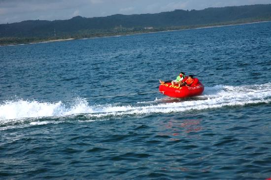 Asyiknya Naik Donat di Laut Pangandaran