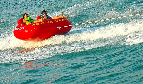 Asyiknya Naik Donat di Laut Pangandaran