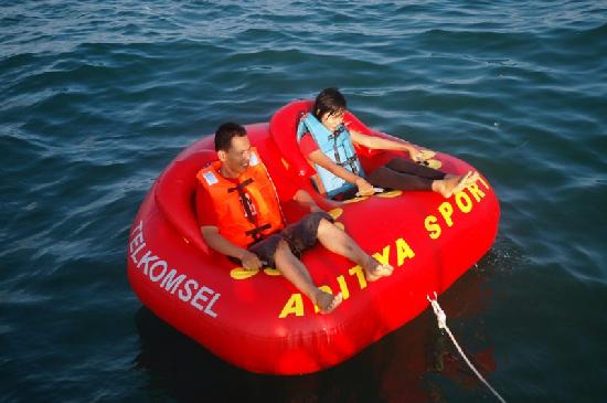 Asyiknya Naik Donat di Laut Pangandaran