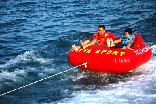 Asyiknya Naik Donat di Laut Pangandaran