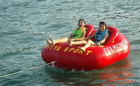 Asyiknya Naik Donat di Laut Pangandaran